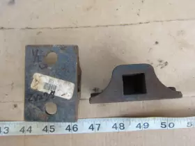 B711 BETTS Hole Base Mud Flap Bracket