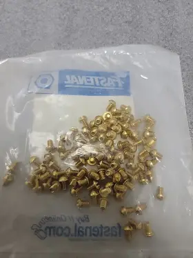 1175536 FASTENAL Round Head Screw