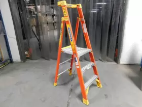 PD6203 WERNER Podium Stepladder